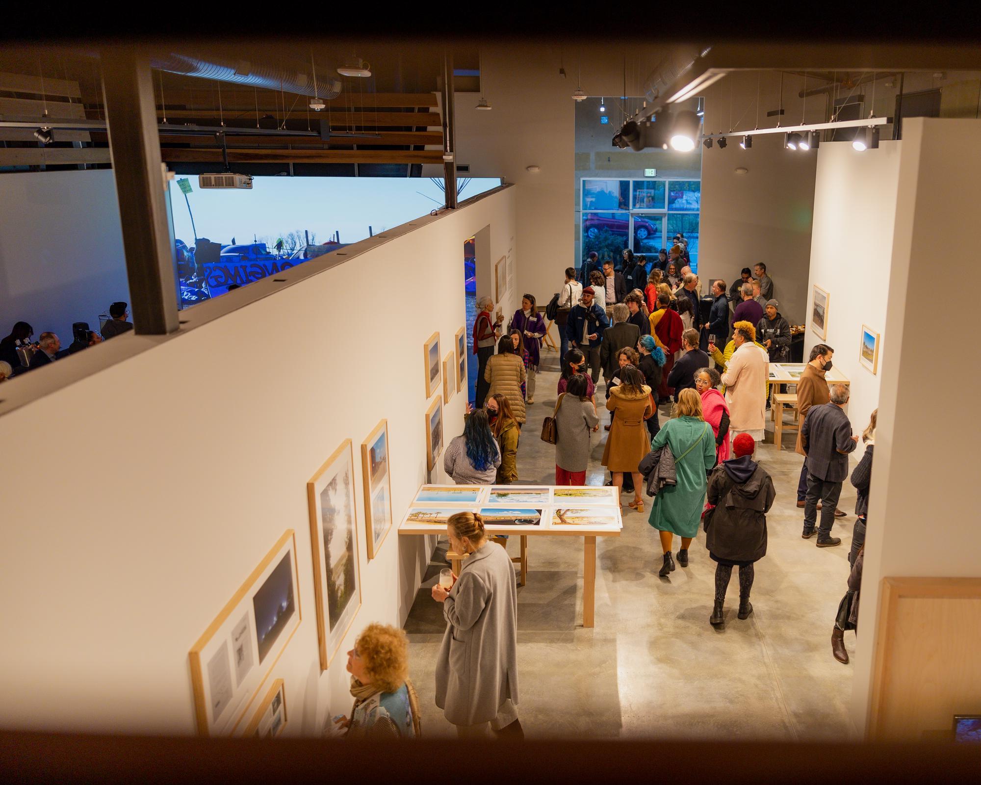 Crowd of people in an 欧洲杯官方网站 art gallery.